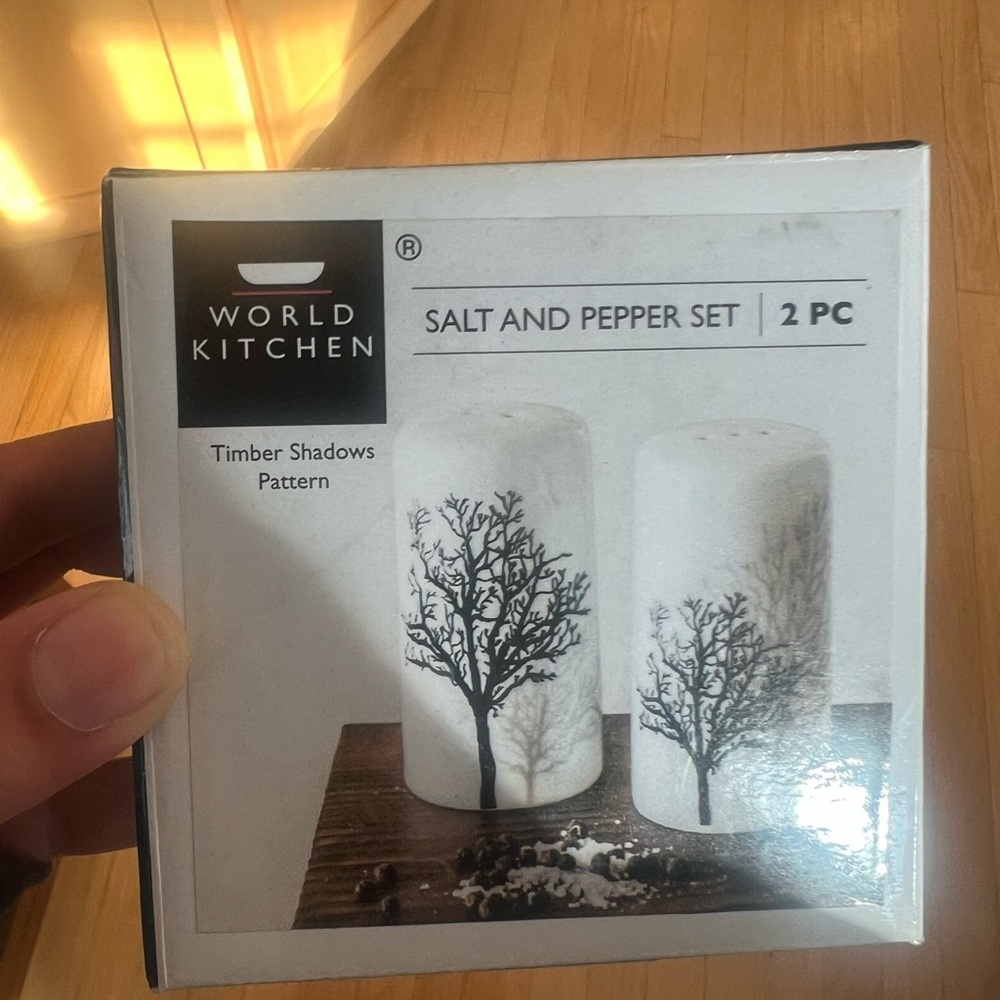 Salt and Pepper Set - Black and White